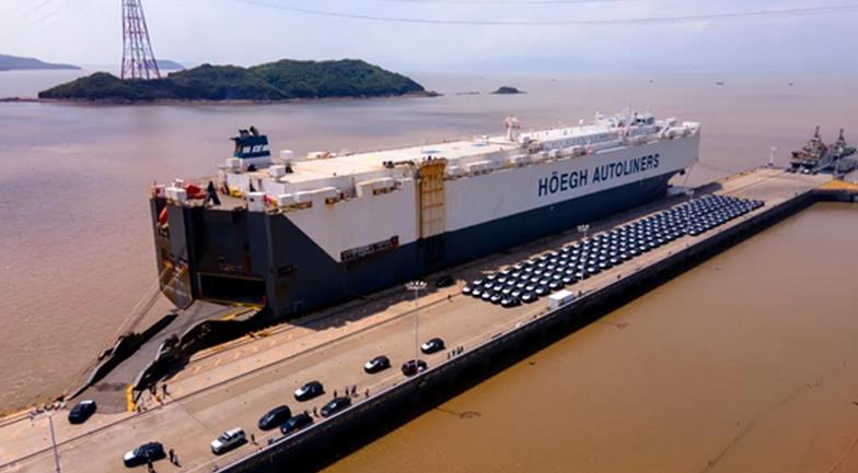 浙江省今年首批外贸滚装汽车在宁波舟山港装船出口